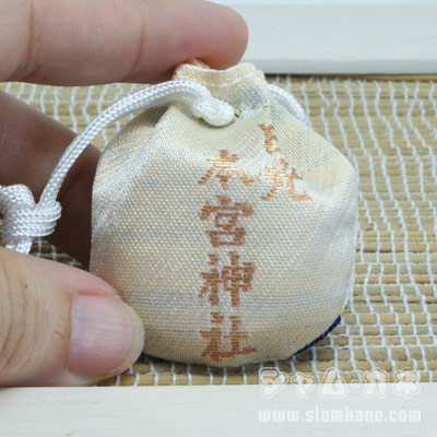 ถุงเครื่องรางร่ำรวย Futarasan Shrine ด้านหลัง