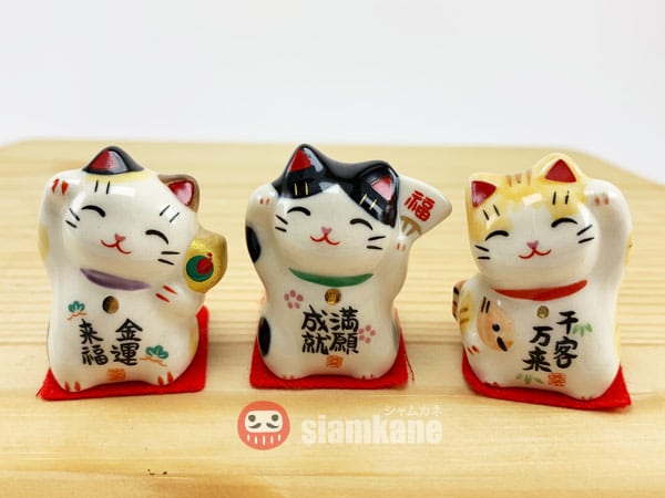 Shiawase แมวกวักนำโชค 7145 ถือเครื่องรางญี่ปุ่น